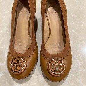 Tory Burch Caroline Wedge, 7M Dark Tan/Maple